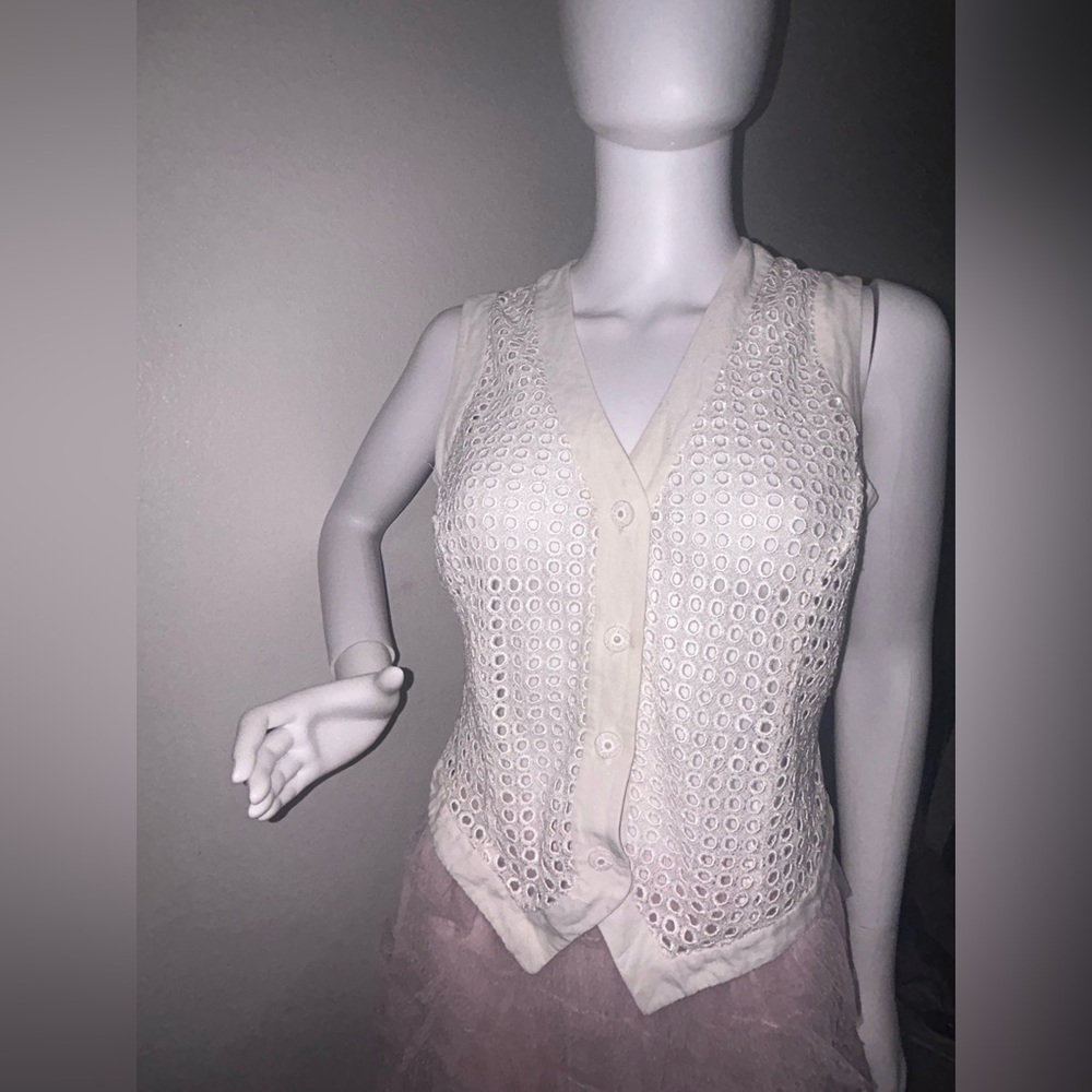 Giuseppe collection
eyelet vest